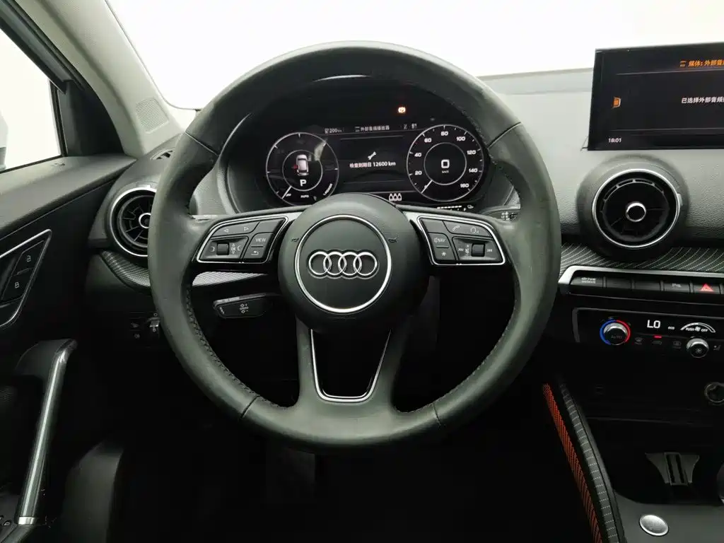 Audi Q2L E-Tron 2020 — фото 11