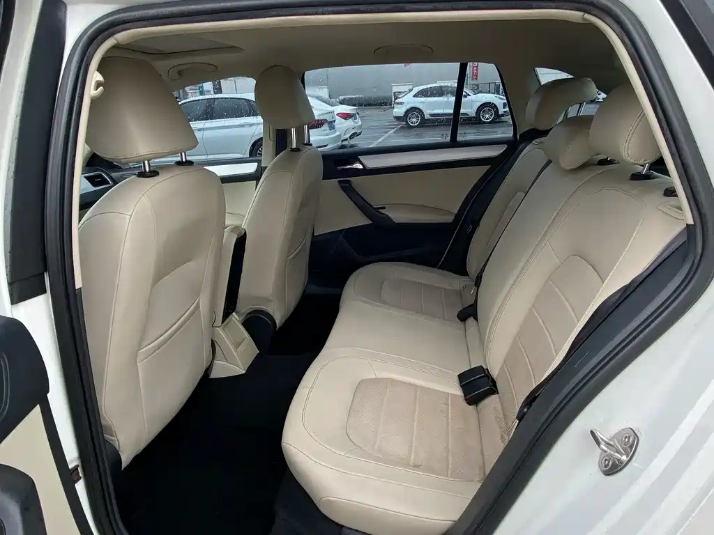 Skoda Rapid Spaceback 2014 — фото 8
