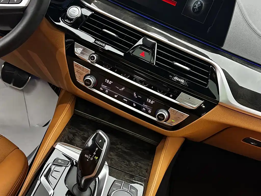 BMW 5 Series 2018 — фото 18