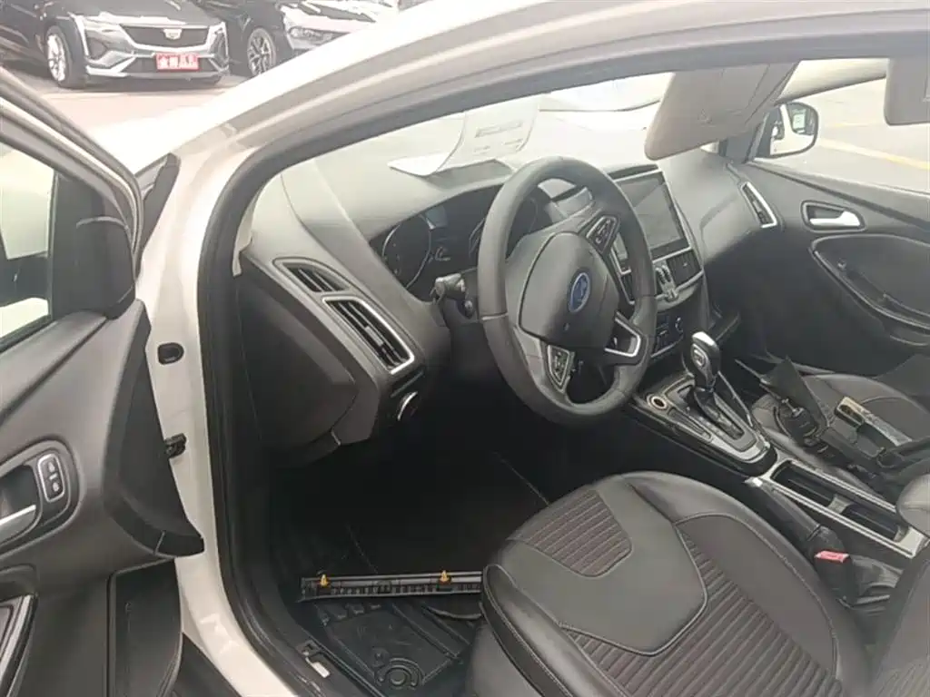 Ford Focus 2016 — фото 16