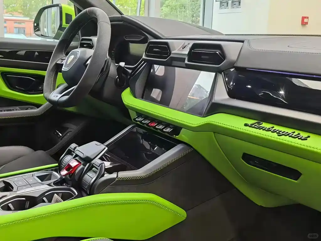 Lamborghini Urus SE — фото 2
