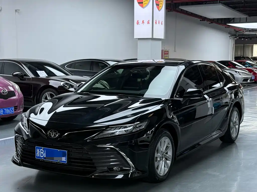 Toyota Camry 2023 — фото 1