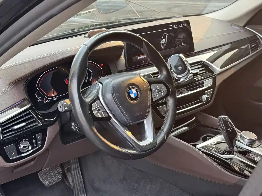 BMW 5 Series 2021 — фото 11