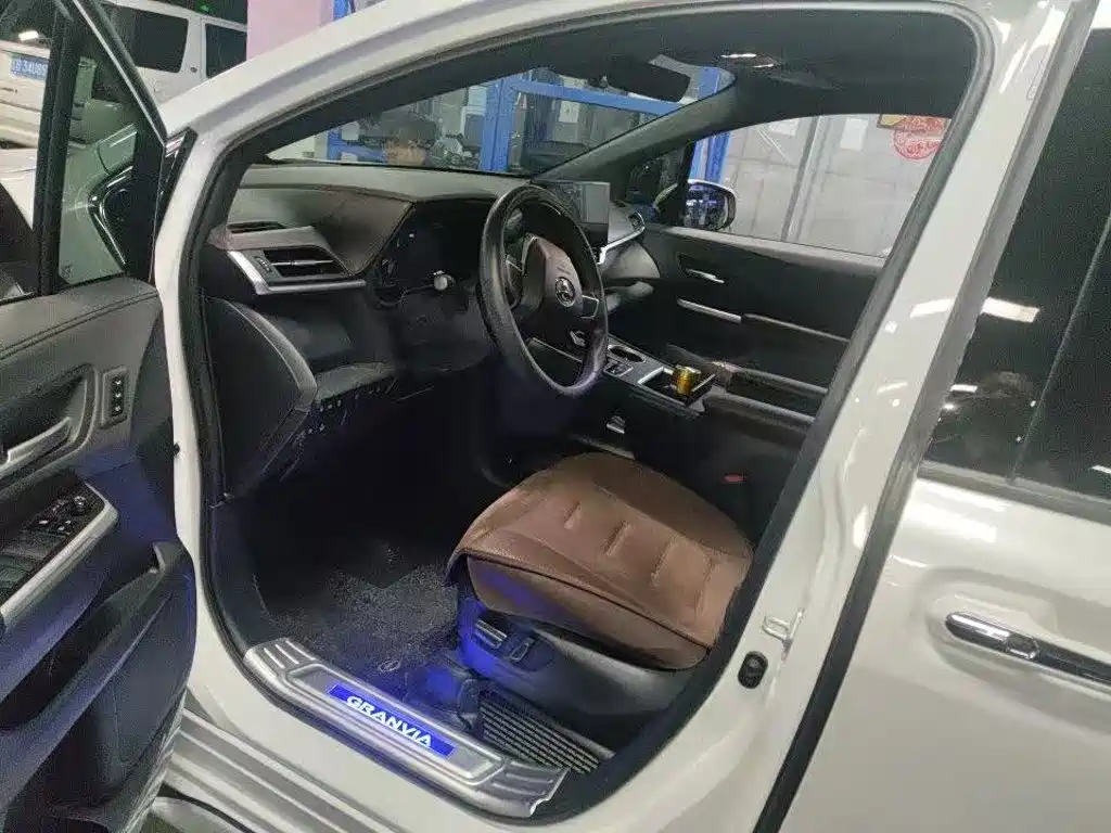 Toyota Granvia 2025