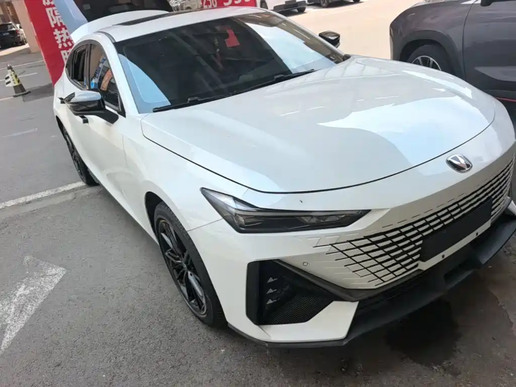 Changan UNI-V Smart Electric Idd 2023 — фото 4