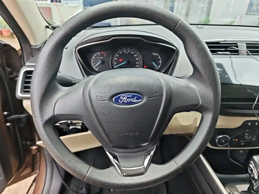Ford Escort 2017 — фото 11