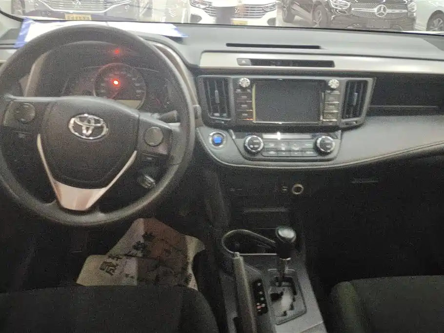 Toyota RAV4 2019 — фото 12