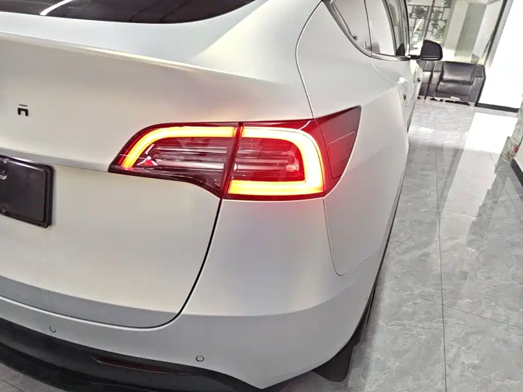 Tesla Model Y 2023 — фото 8