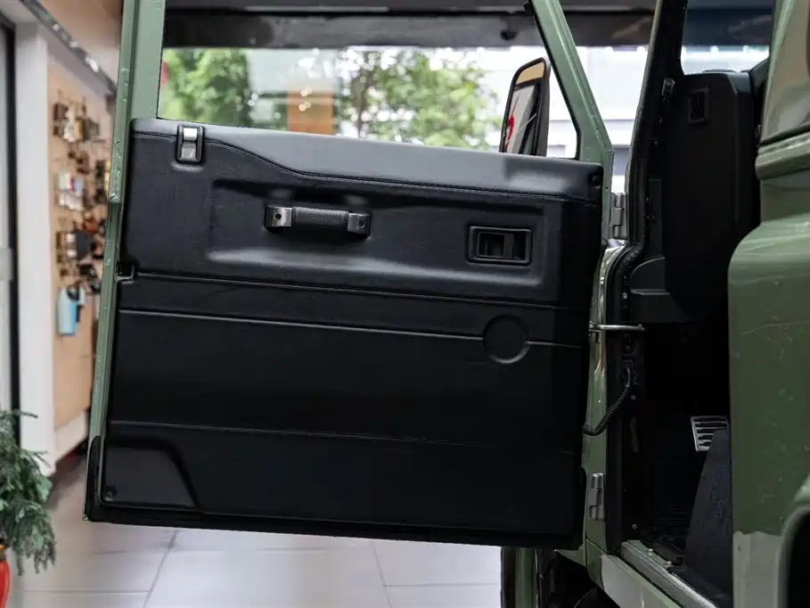 Land Rover Defender 2017 — фото 11