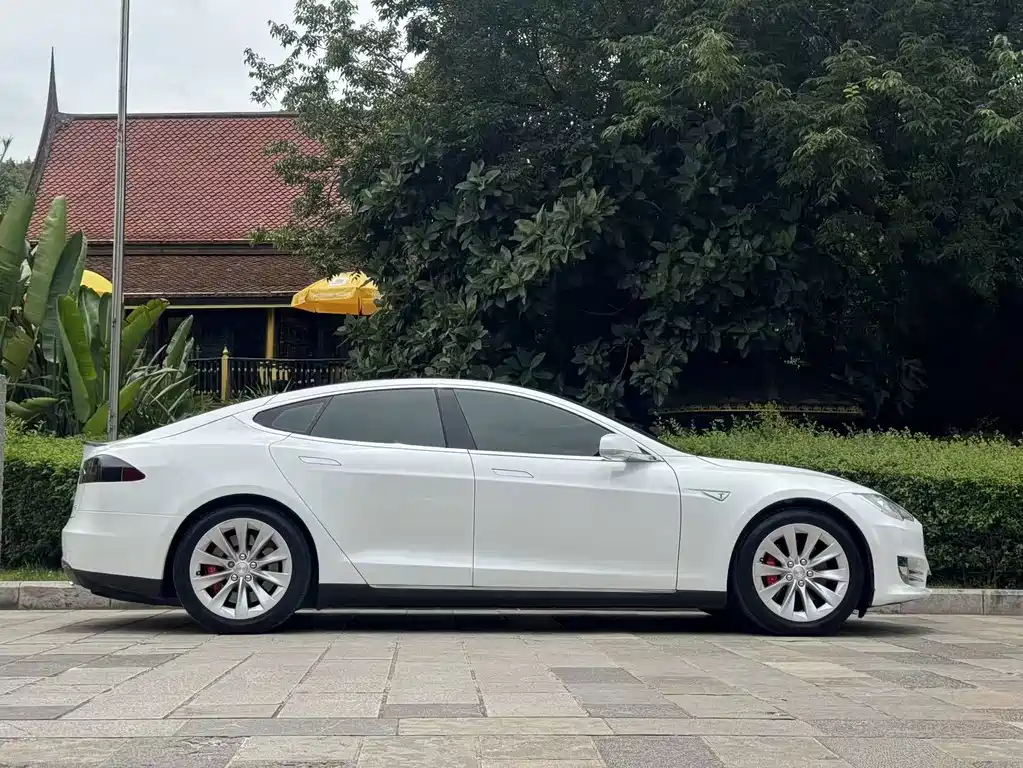 Tesla Model S 2014 — фото 12