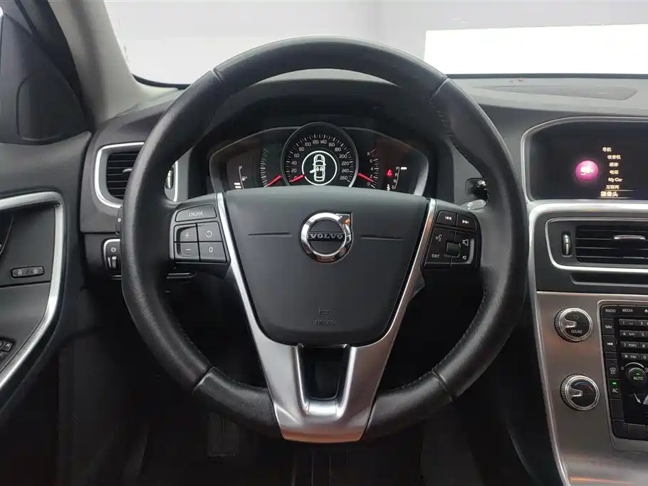 Volvo S60 2019 — фото 15