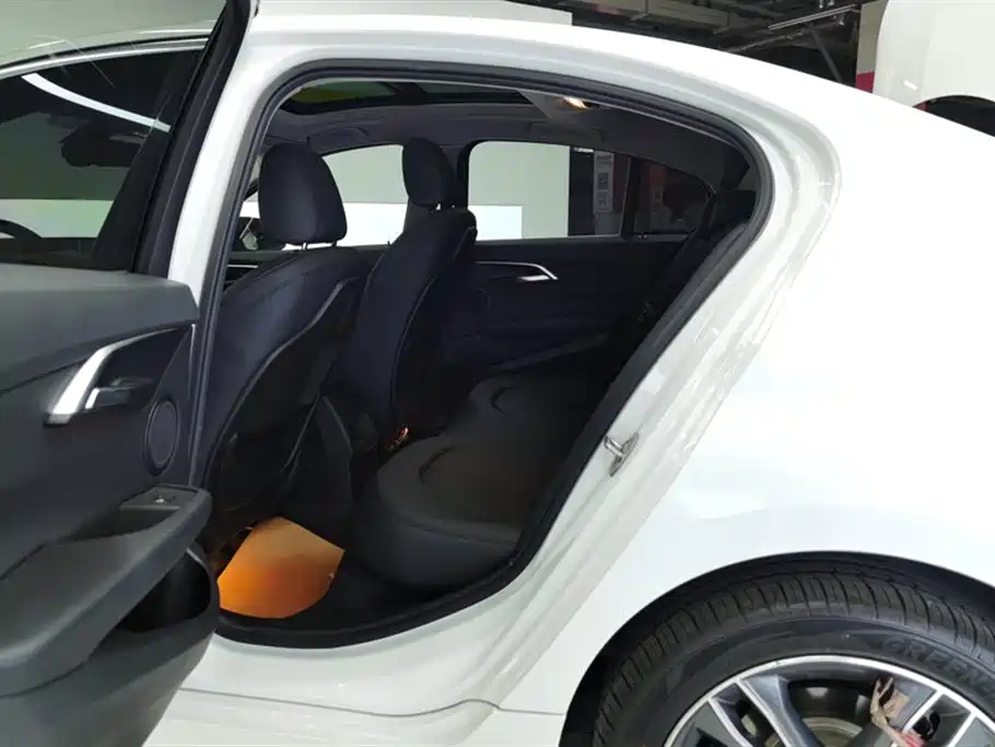 BMW 1 Series 2018 — фото 11