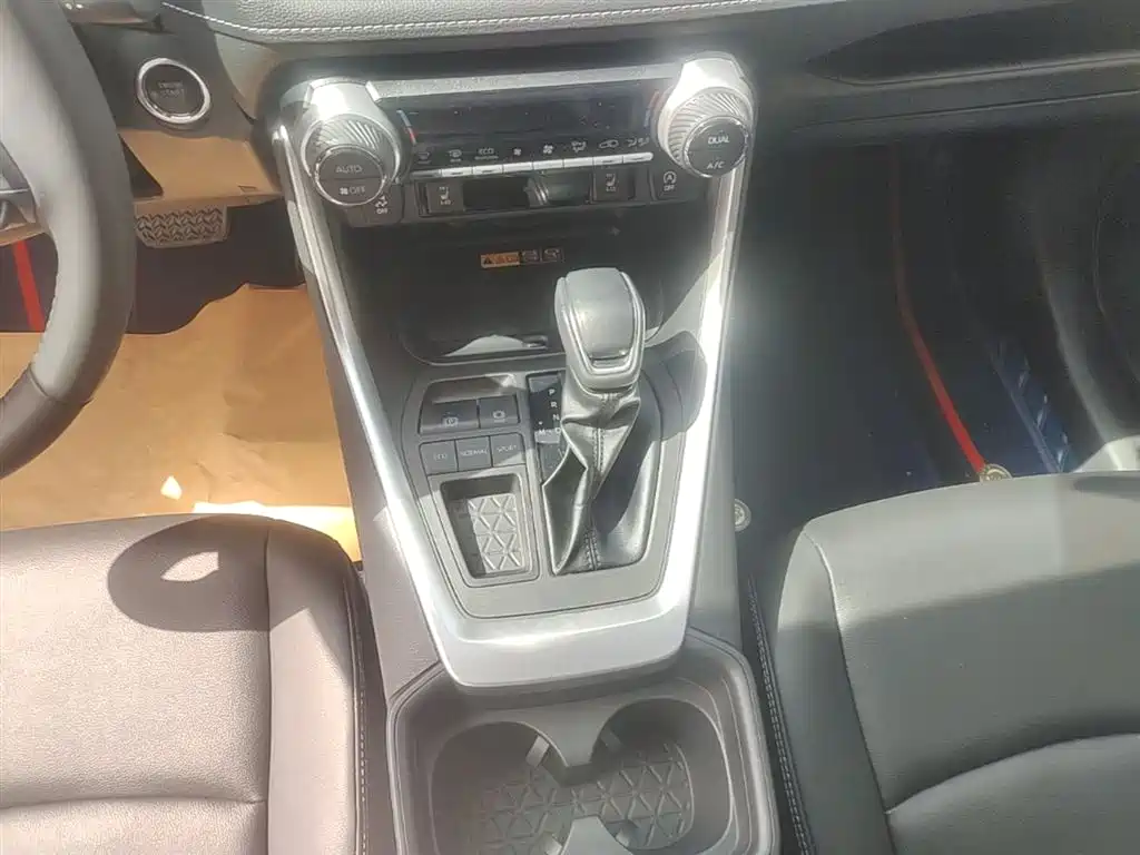 Toyota RAV4 2023 — фото 14