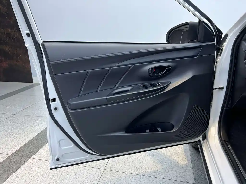 Toyota Yaris L 2022 — фото 8