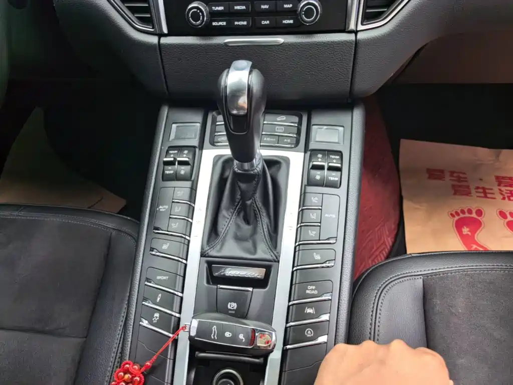 Porsche Macan 2018 — фото 14