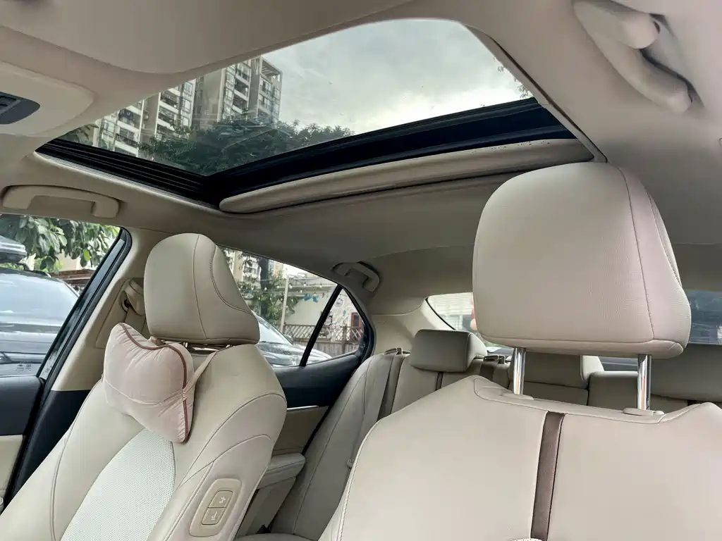 Toyota Camry 2019 — фото 11