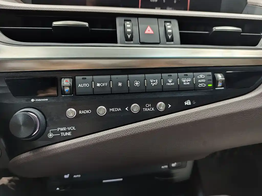 Lexus ES 2019 — фото 13