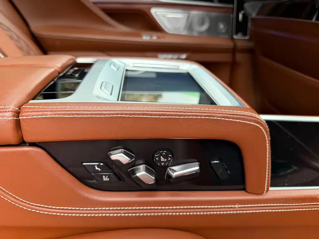 BMW 7 Series 2018 — фото 18