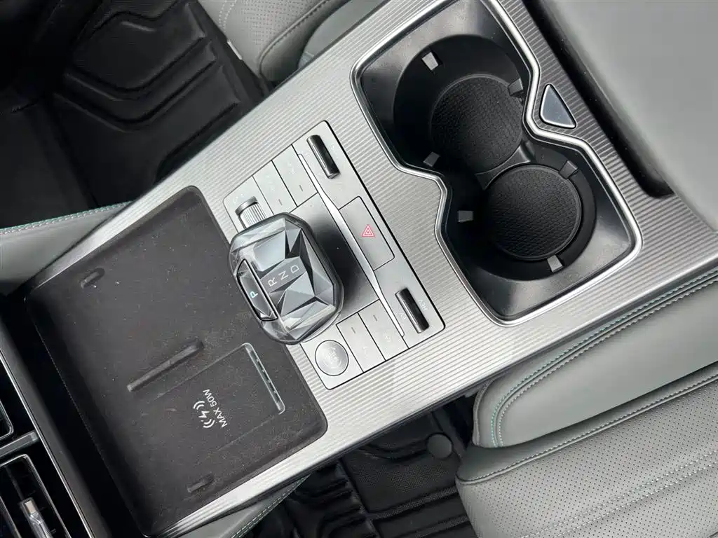 BYD L DM-i 2025 — фото 17
