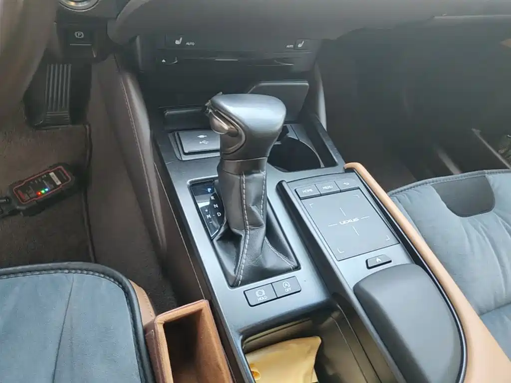Lexus ES 2020 — фото 14