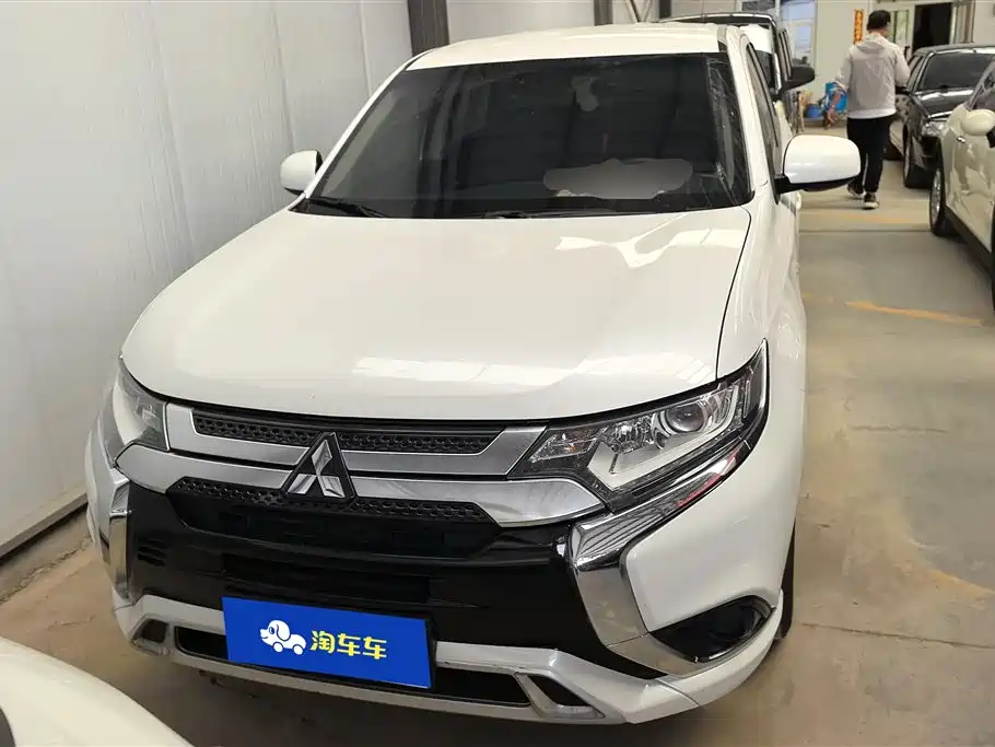 Mitsubishi Outlander 2023 — фото 2