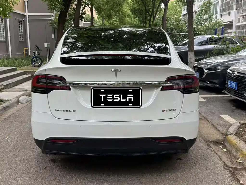 Tesla Model X 2018 — фото 6