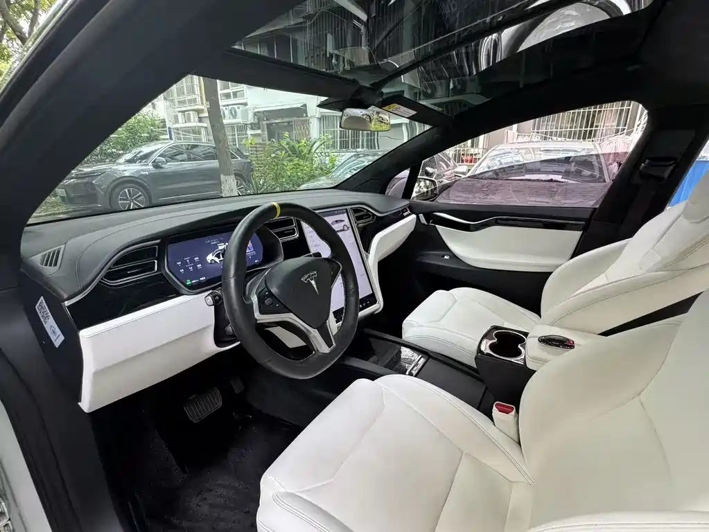 Tesla Model X 2018 — фото 12
