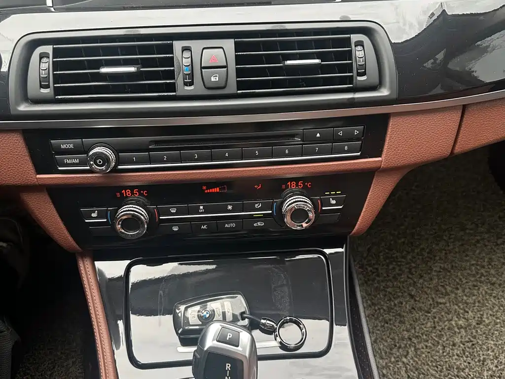 BMW 5 Series 2017 — фото 20