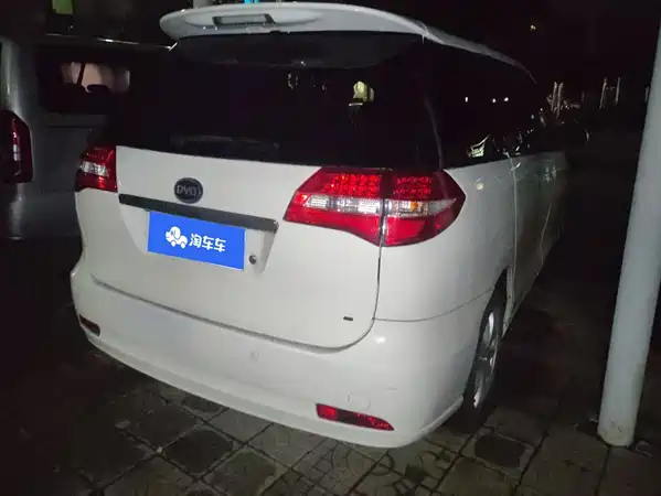 BYD M6 2015