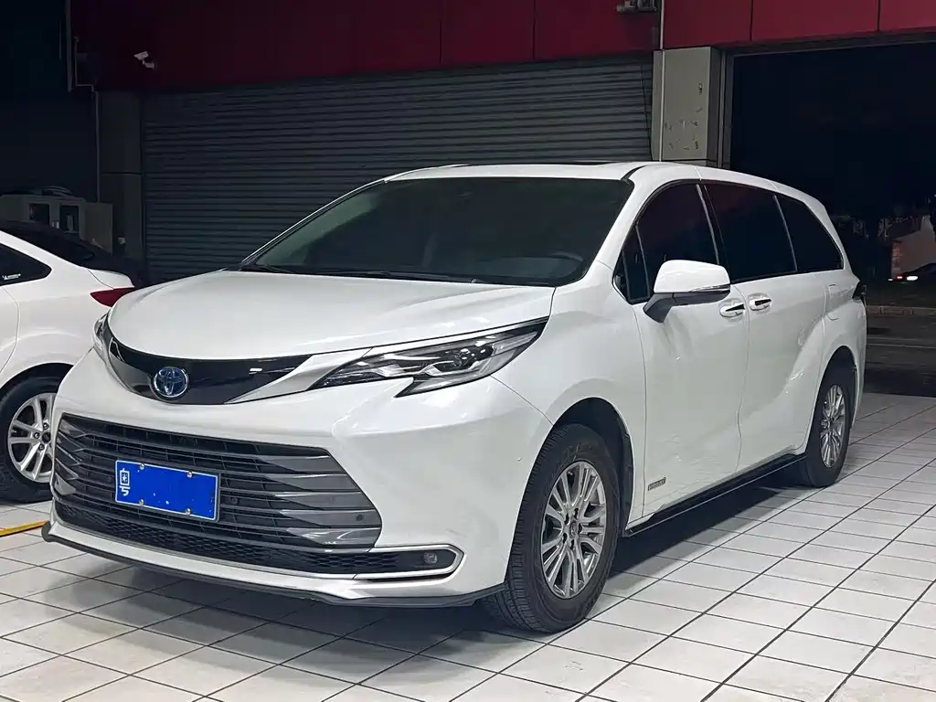 Toyota Sienna 2023 — фото 2