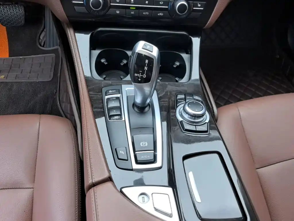 BMW 5 Series 2015 — фото 14