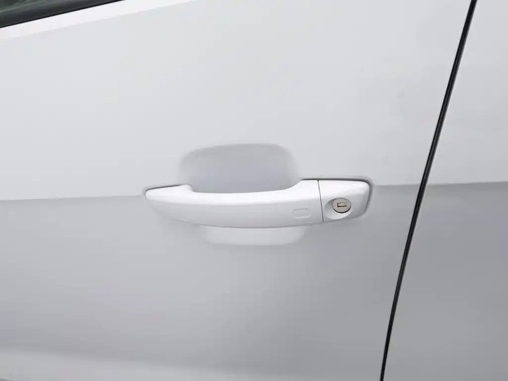 Audi Q2L E-Tron 2020 — фото 18