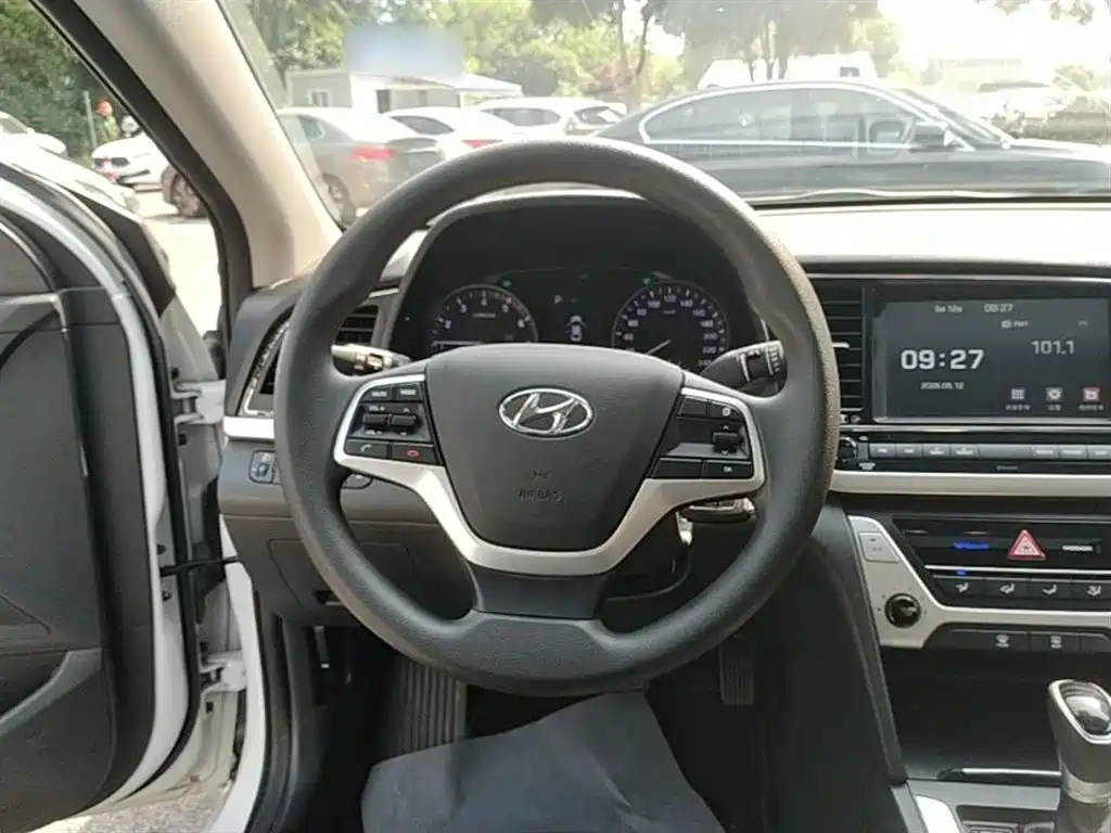 Hyundai Elantra 2017 — фото 11