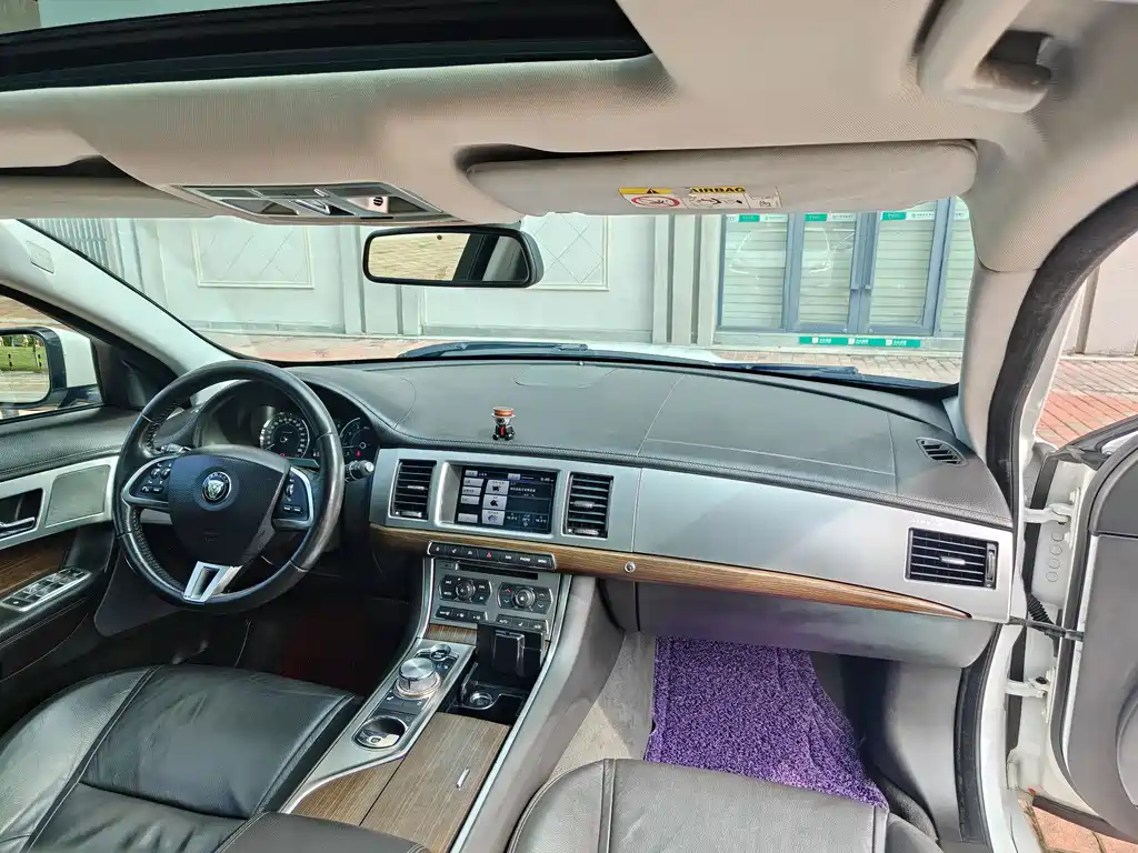 Jaguar XF 2016 — фото 10