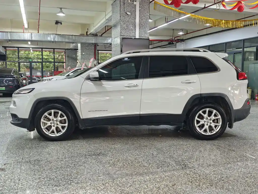 Jeep Cherokee 2018 — фото 13
