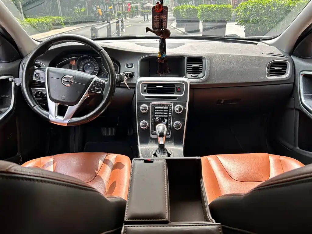 Volvo S60 2018 — фото 13