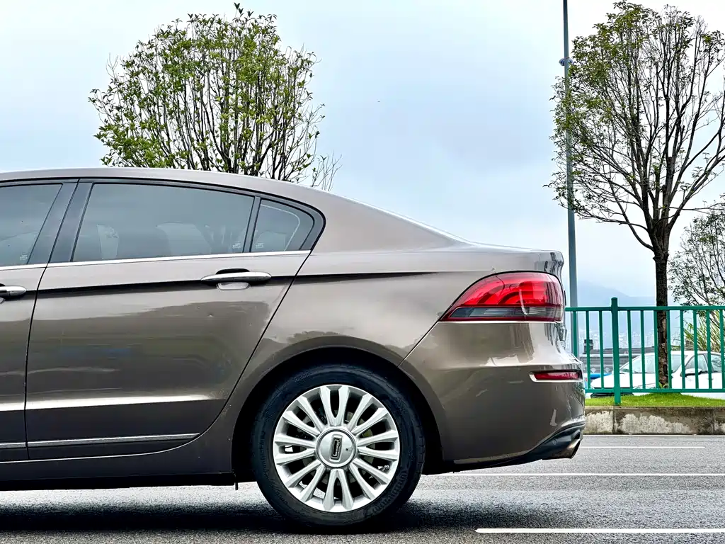 Qoros 3 2015 — фото 9