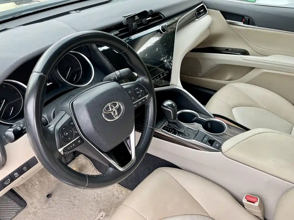 Toyota Camry 2019 — фото 12
