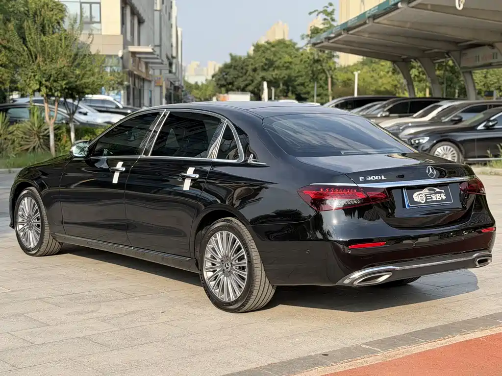 Mercedes-Benz E-Class 2023 — фото 12