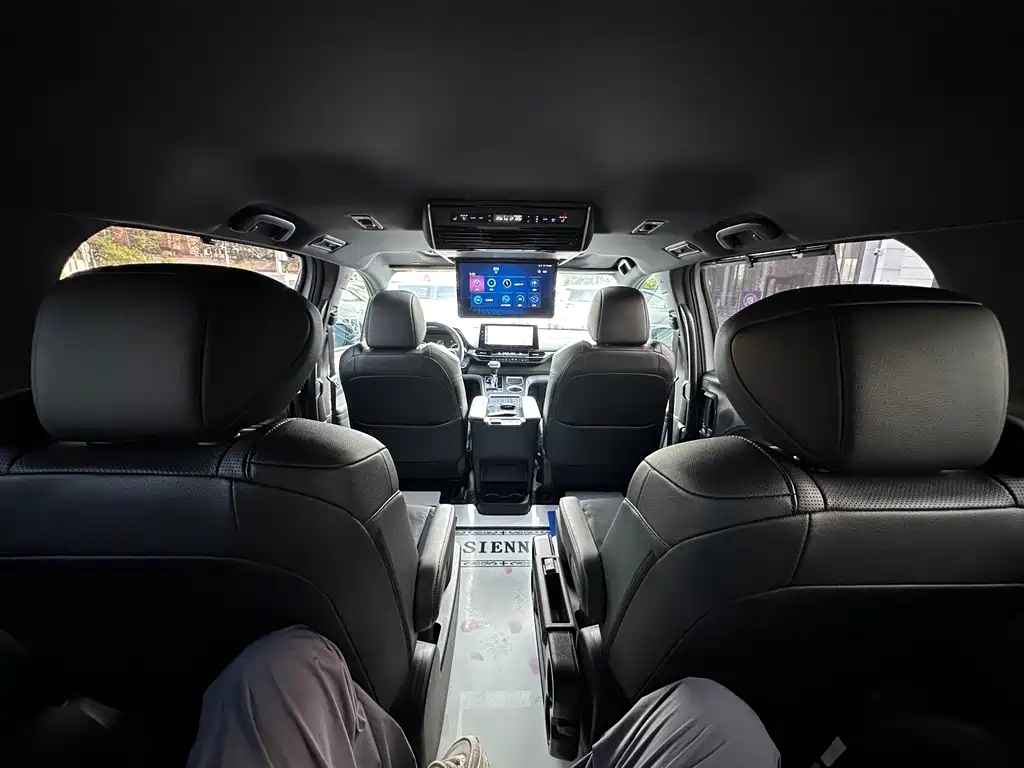 Toyota Sienna 2023 — фото 10