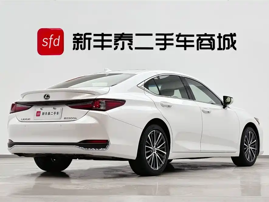 Lexus ES 2023