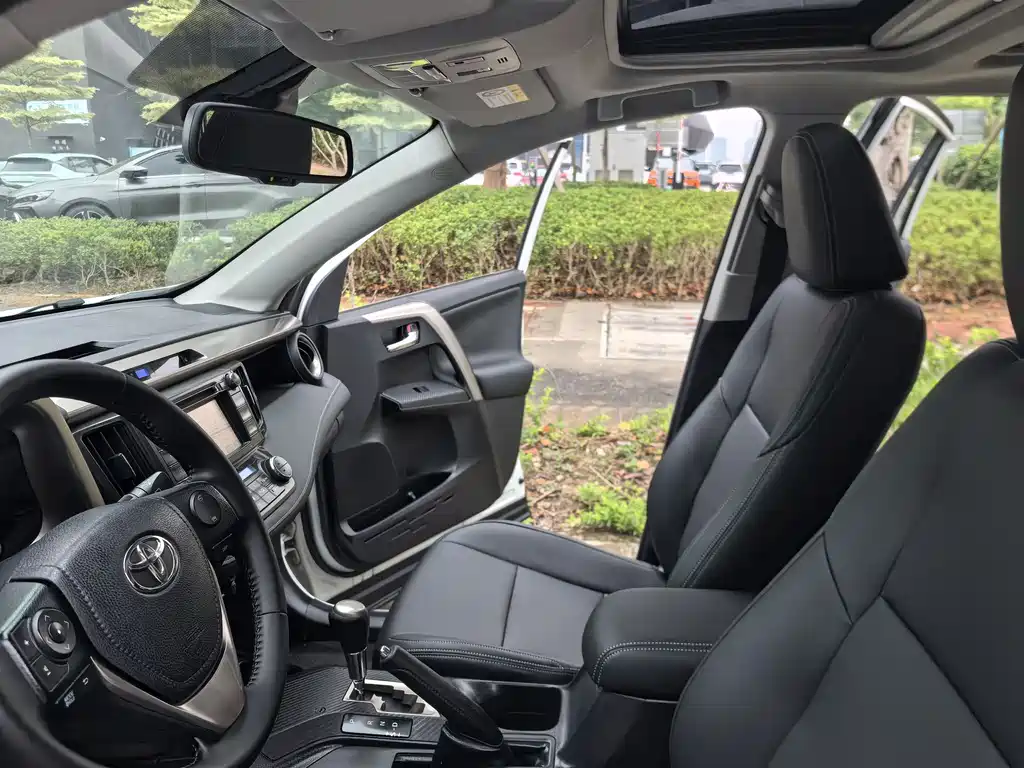 Toyota RAV4 2014 — фото 10