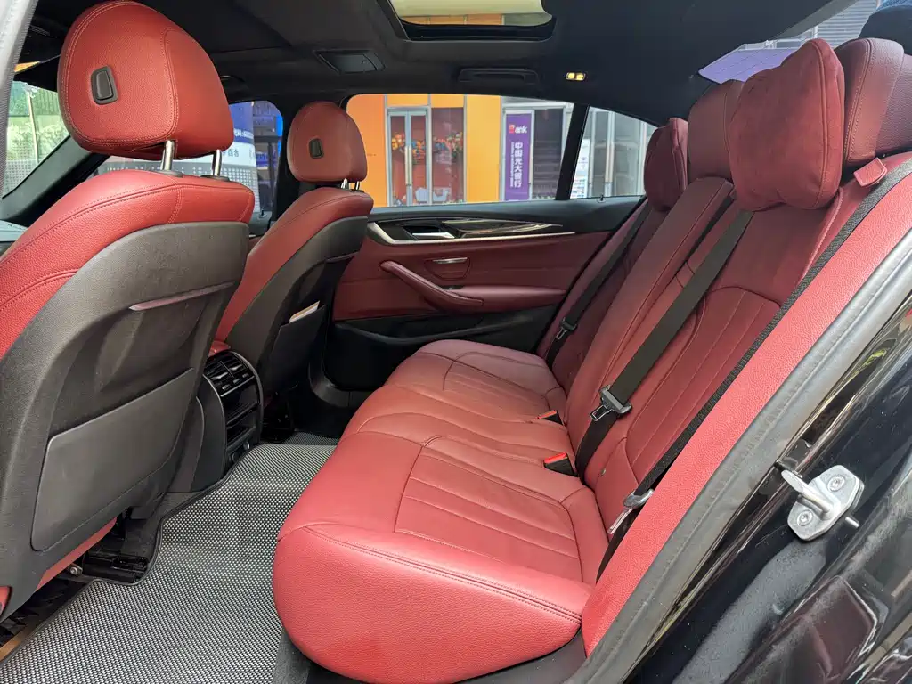 BMW 5 Series 2019 — фото 16