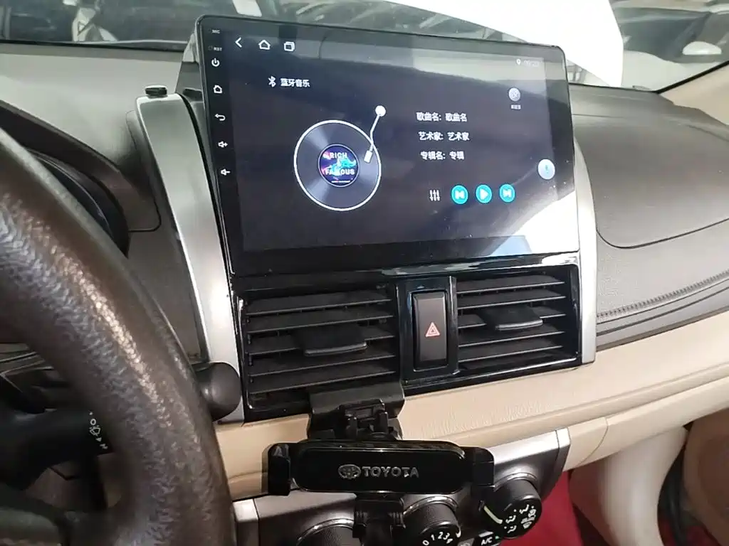 Toyota Yaris L 2014 — фото 13