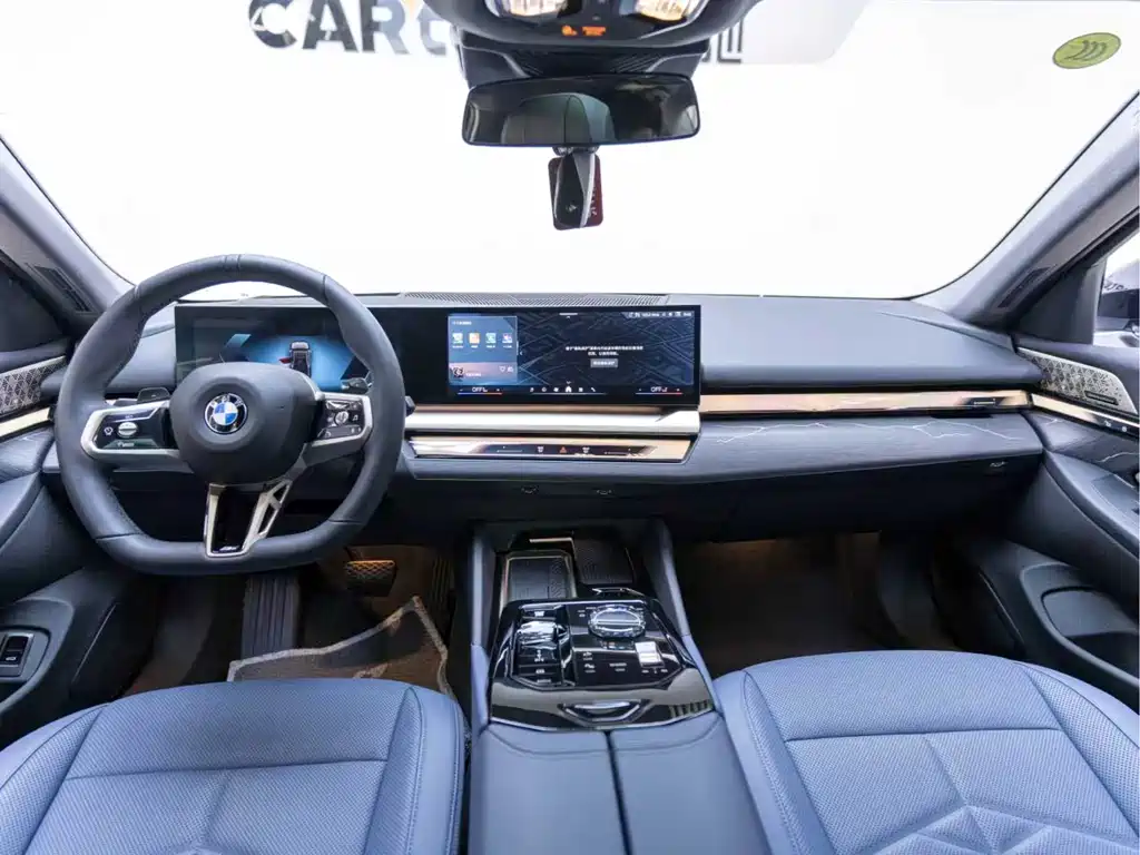 BMW 5 Series 2025 — фото 12