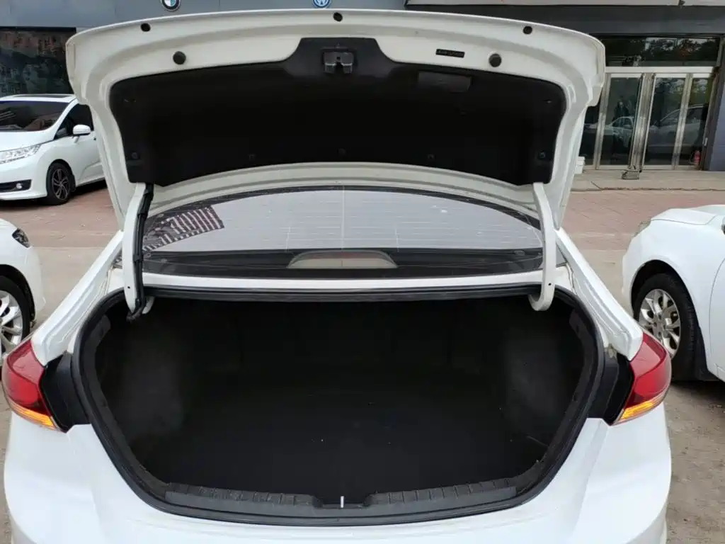 Hyundai Elantra 2019 — фото 19