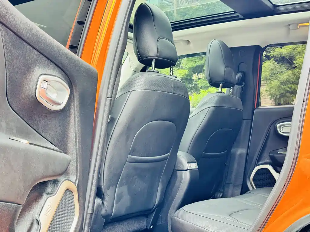 Jeep Renegade 2017 — фото 15
