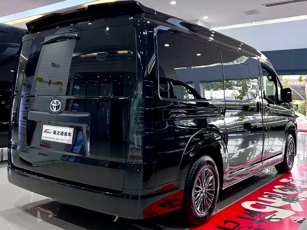 Toyota Hiace — фото 21