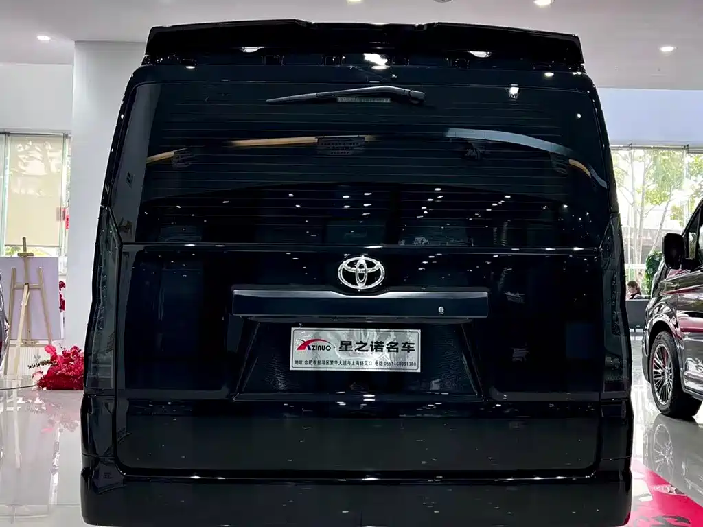 Toyota Hiace — фото 22