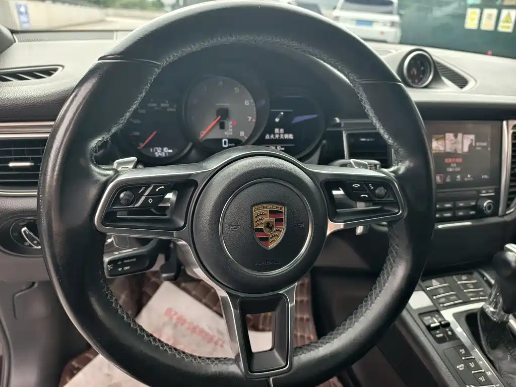 Porsche Macan 2017 — фото 10